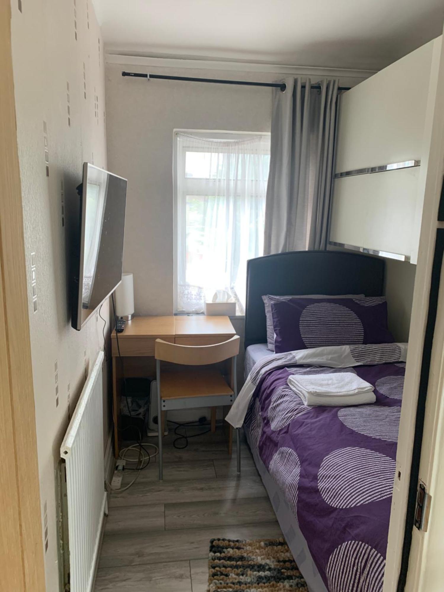 Small Single Boxroom Ovo Wembley Stadium * Londra